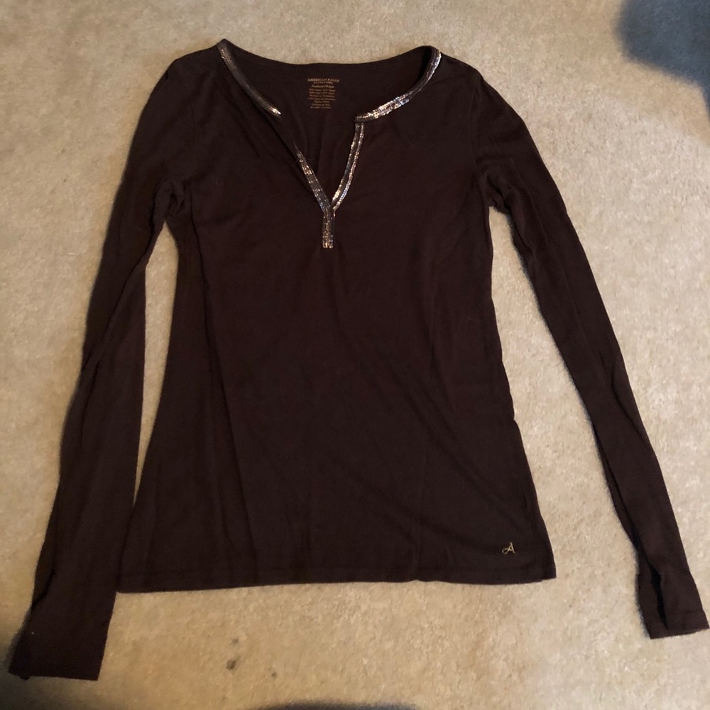 Long sleeve T-shirt embroidered neckline